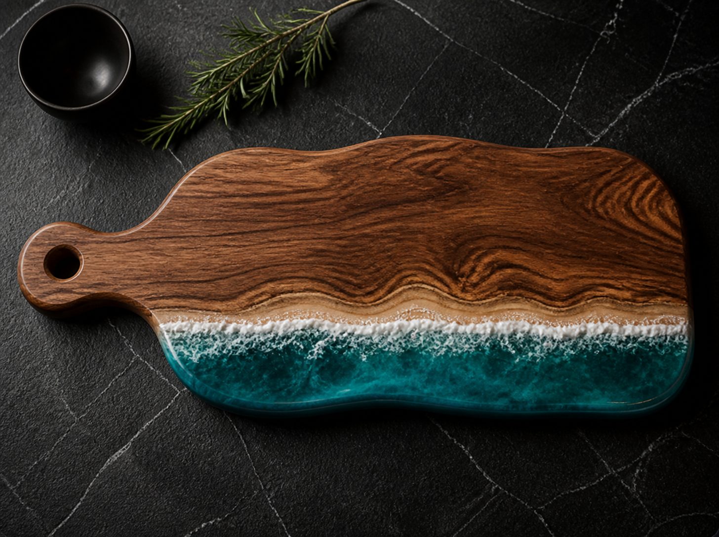 Tabla de picar de madera nativa con olas de resina turquesa y blanca, como la orilla del mar